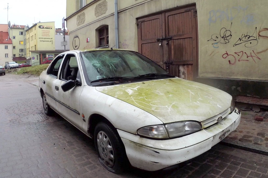 Wrak Forda straszy na ul. Ogrodowej