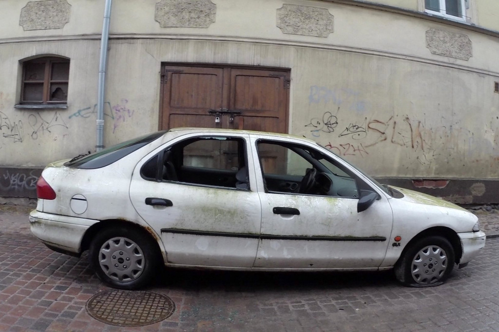 Wrak Forda straszy na ul. Ogrodowej