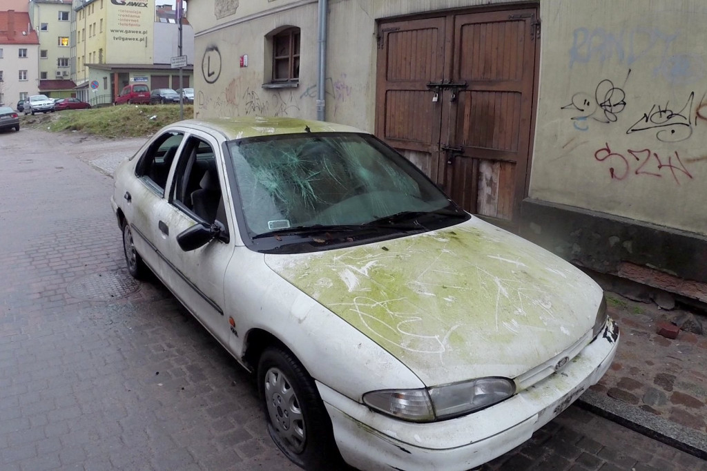 Wrak Forda straszy na ul. Ogrodowej