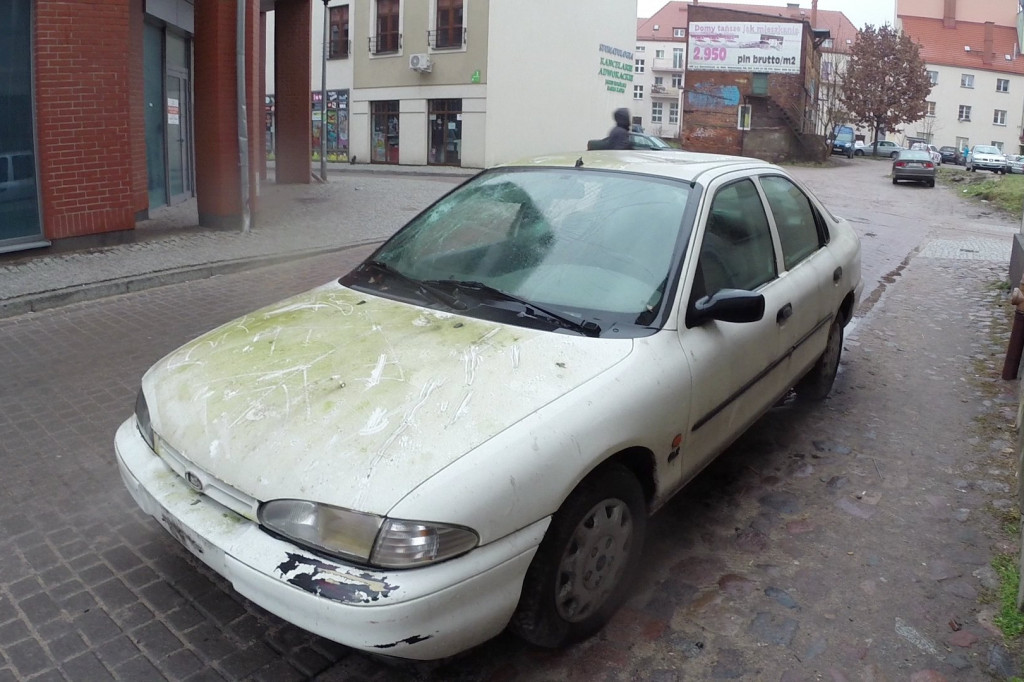 Wrak Forda straszy na ul. Ogrodowej