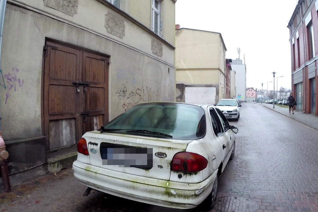 Wrak Forda straszy na ul. Ogrodowej