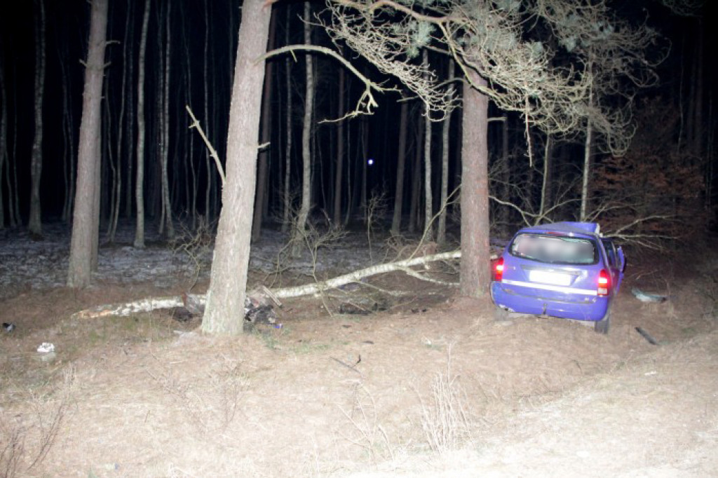 Tragiczny wypadek na drodze Gwda ? Czarne. Dwie osoby nie żyją