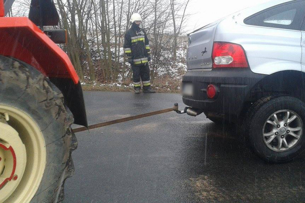 SsangYong uderzył w drzewo. Kierowca trafił do szpitala