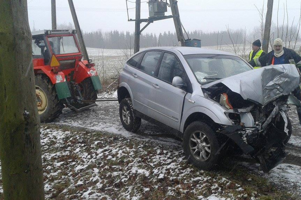 SsangYong uderzył w drzewo. Kierowca trafił do szpitala