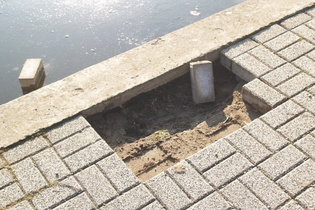 Kostka(może być zwichnięta)