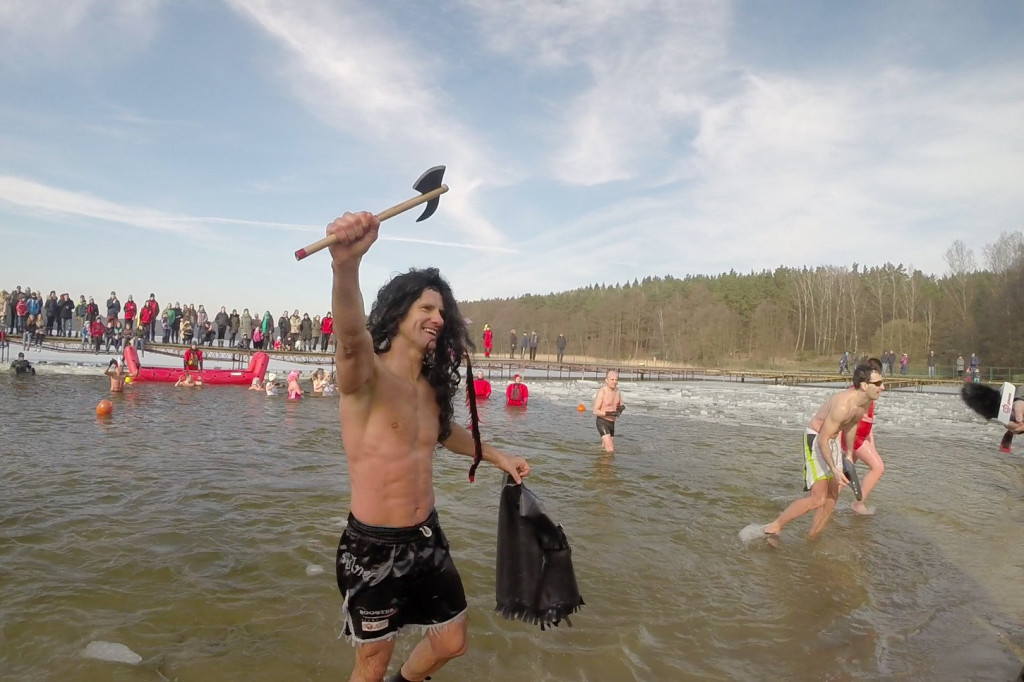 6 zimowe zanurzenie w Białym Borze