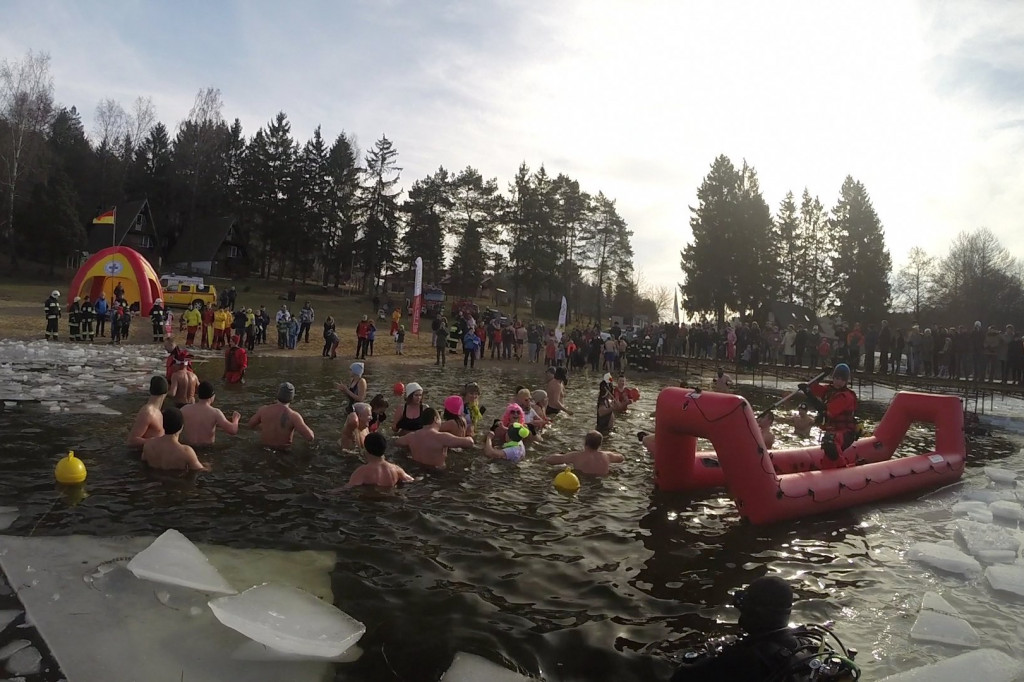 6 zimowe zanurzenie w Białym Borze