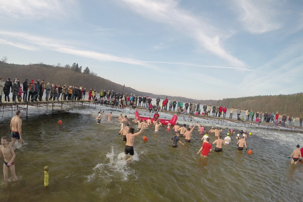 6 zimowe zanurzenie w Białym Borze