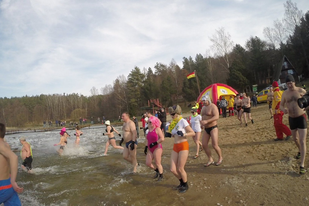 6 zimowe zanurzenie w Białym Borze