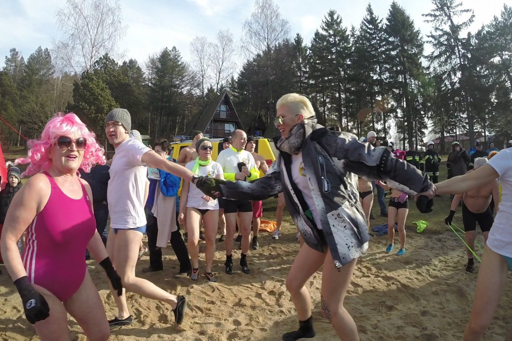 6 zimowe zanurzenie w Białym Borze