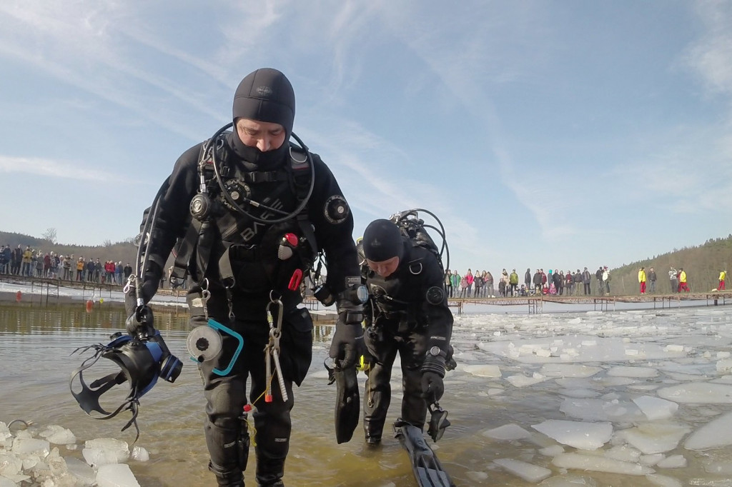 6 zimowe zanurzenie w Białym Borze