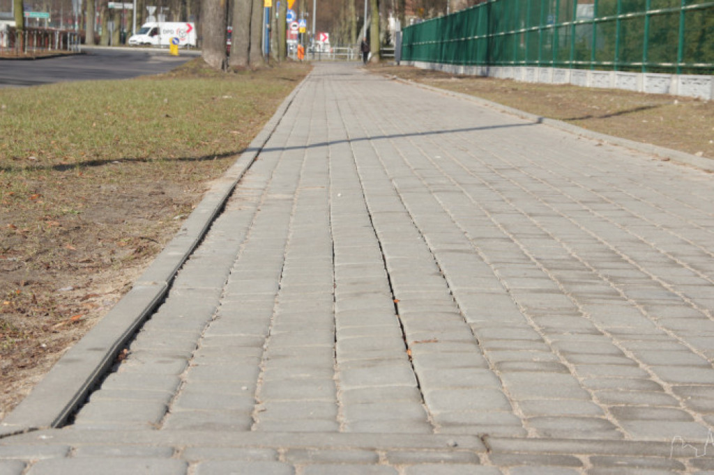 Nowy chodnik już jest zniszczony