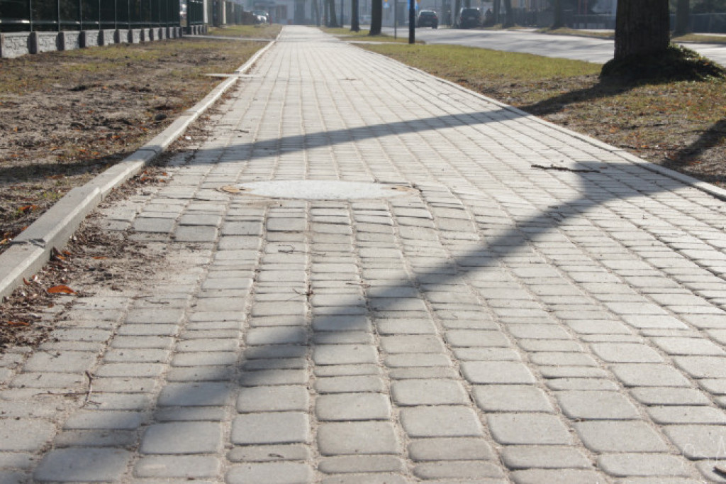 Nowy chodnik już jest zniszczony