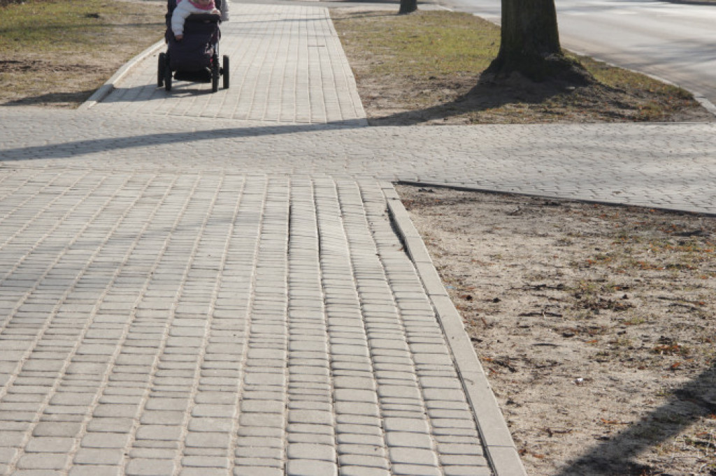 Nowy chodnik już jest zniszczony