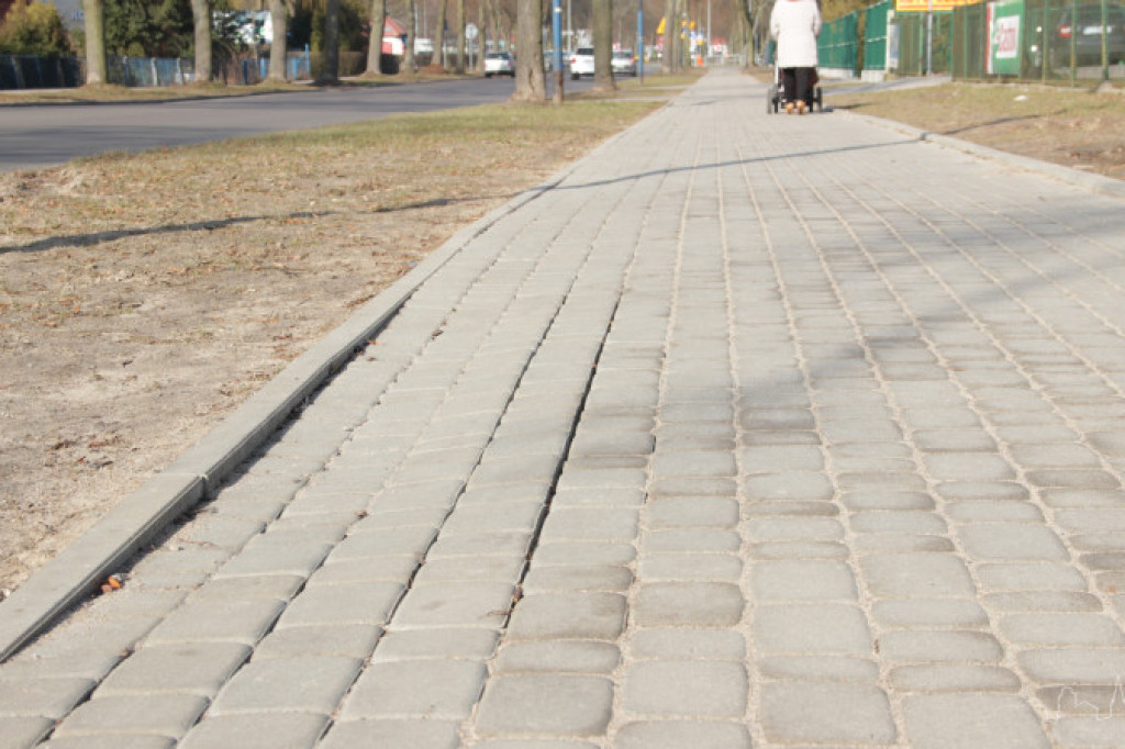 Nowy chodnik już jest zniszczony