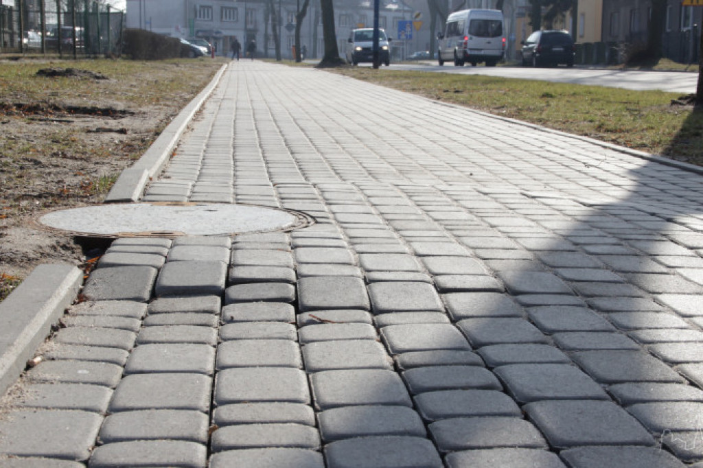 Nowy chodnik już jest zniszczony