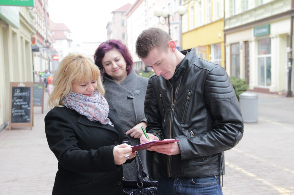Trwa akcja zbierania podpisów pod kandydaturą Bronisława Komorowskiego w wyborach prezydenckich