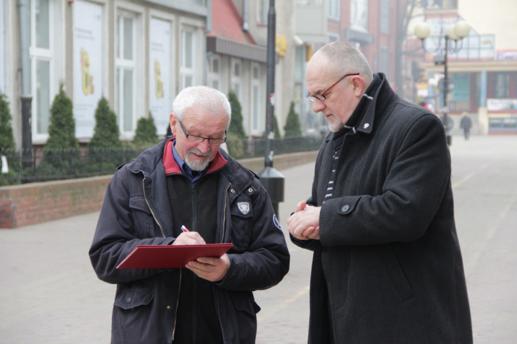 Trwa akcja zbierania podpisów pod kandydaturą Bronisława Komorowskiego w wyborach prezydenckich