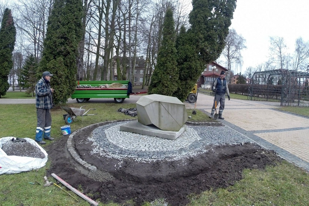 Porządkują teren wokół pamiątkowej tablicy