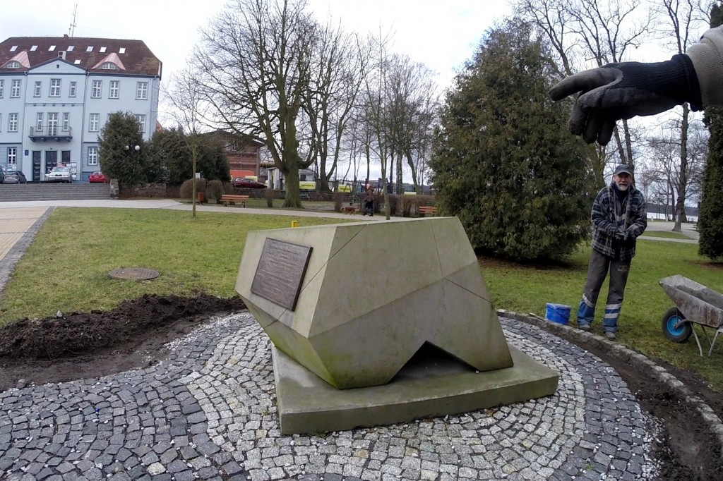 Porządkują teren wokół pamiątkowej tablicy