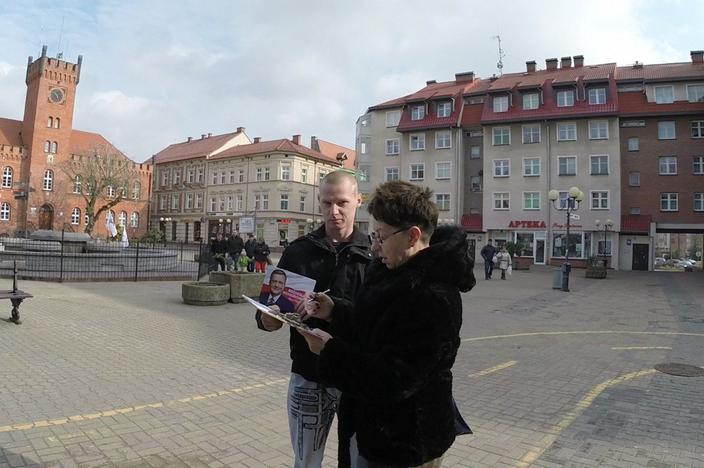 Zbierają podpisy dla Komorowskiego, Dudy, Wilka i pod referendum ws. odwołania Straży Miejskiej