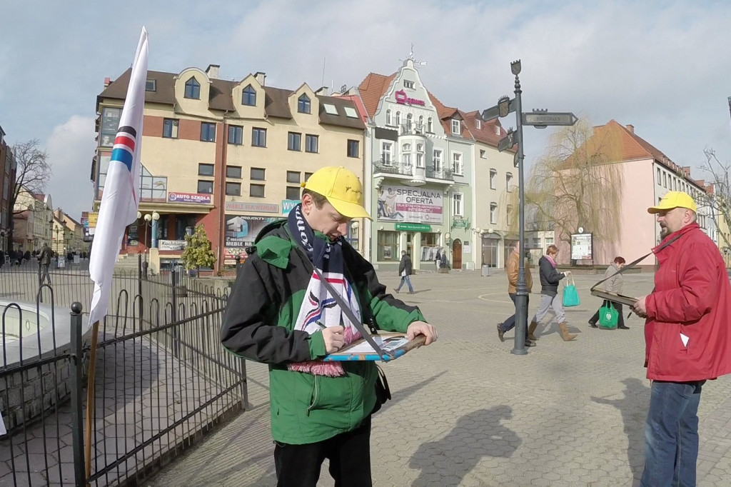 Zbierają podpisy dla Komorowskiego, Dudy, Wilka i pod referendum ws. odwołania Straży Miejskiej