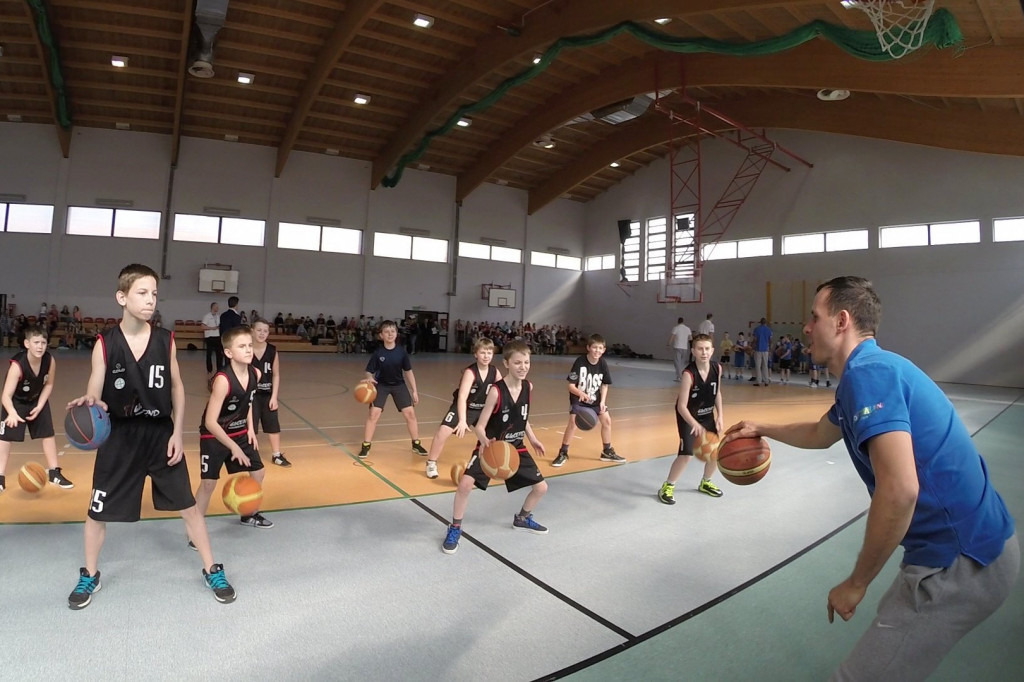 Zawodnicy AZS Koszalin spotkali się z młodymi koszykarzami ze Szczecinka