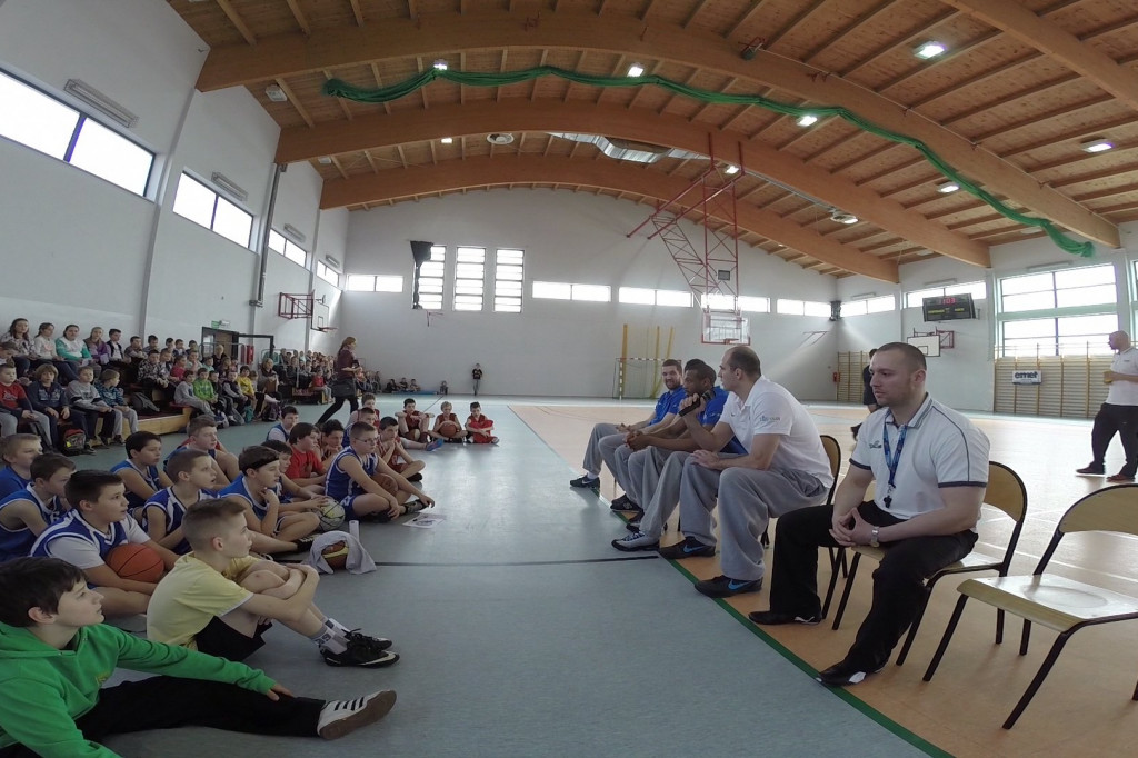 Zawodnicy AZS Koszalin spotkali się z młodymi koszykarzami ze Szczecinka