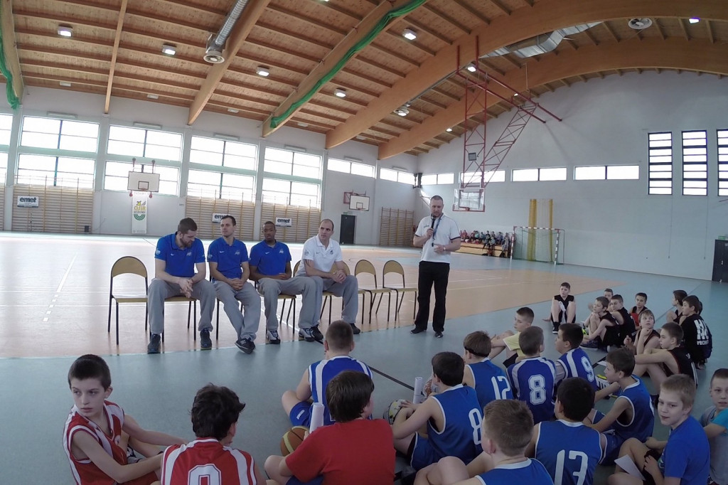 Zawodnicy AZS Koszalin spotkali się z młodymi koszykarzami ze Szczecinka
