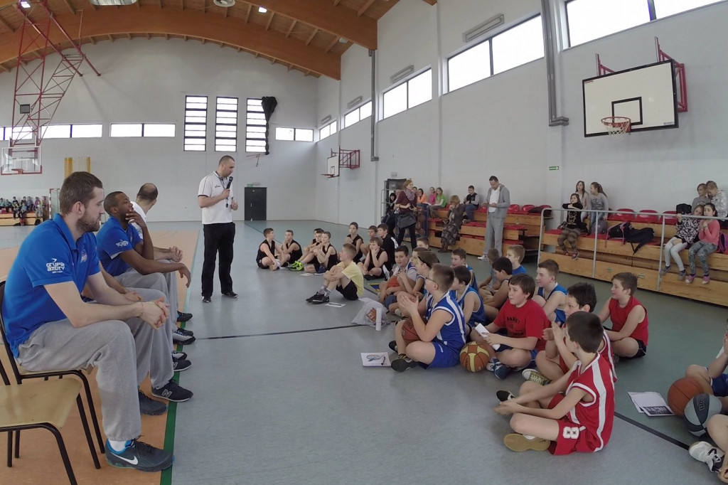 Zawodnicy AZS Koszalin spotkali się z młodymi koszykarzami ze Szczecinka