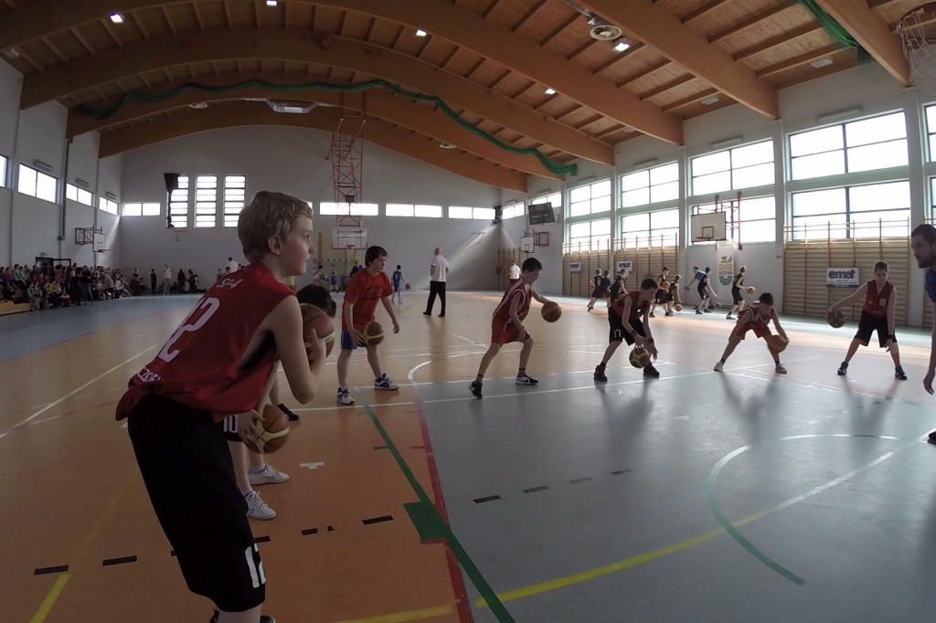 Zawodnicy AZS Koszalin spotkali się z młodymi koszykarzami ze Szczecinka