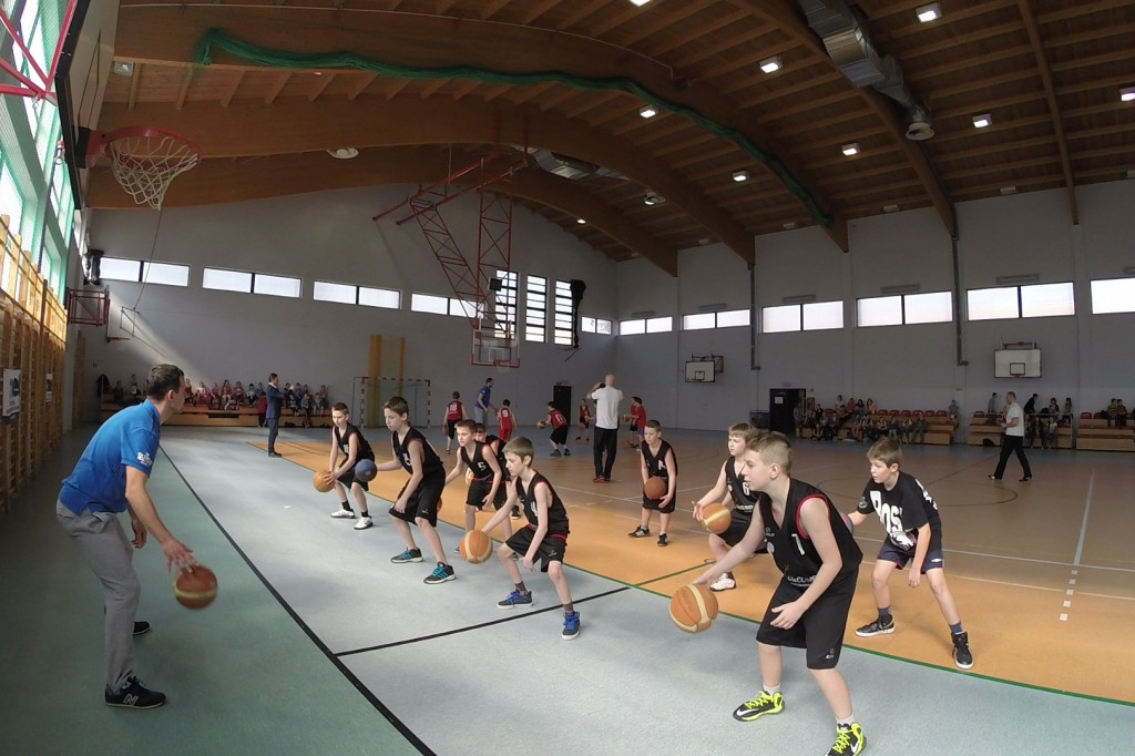 Zawodnicy AZS Koszalin spotkali się z młodymi koszykarzami ze Szczecinka