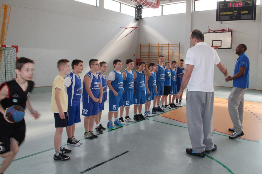 Zawodnicy AZS Koszalin spotkali się z młodymi koszykarzami ze Szczecinka