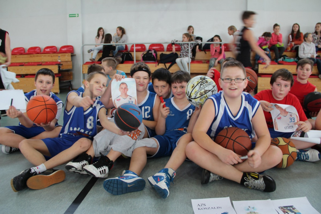 Zawodnicy AZS Koszalin spotkali się z młodymi koszykarzami ze Szczecinka