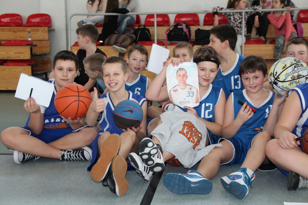 Zawodnicy AZS Koszalin spotkali się z młodymi koszykarzami ze Szczecinka