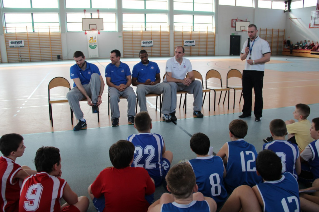 Zawodnicy AZS Koszalin spotkali się z młodymi koszykarzami ze Szczecinka