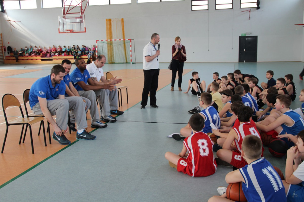 Zawodnicy AZS Koszalin spotkali się z młodymi koszykarzami ze Szczecinka