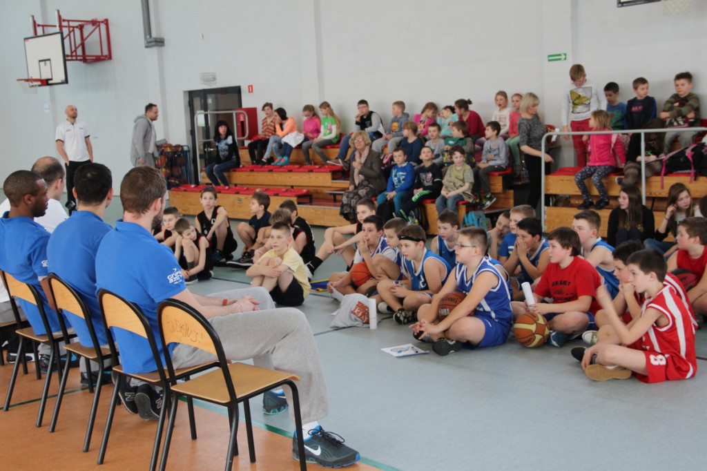 Zawodnicy AZS Koszalin spotkali się z młodymi koszykarzami ze Szczecinka