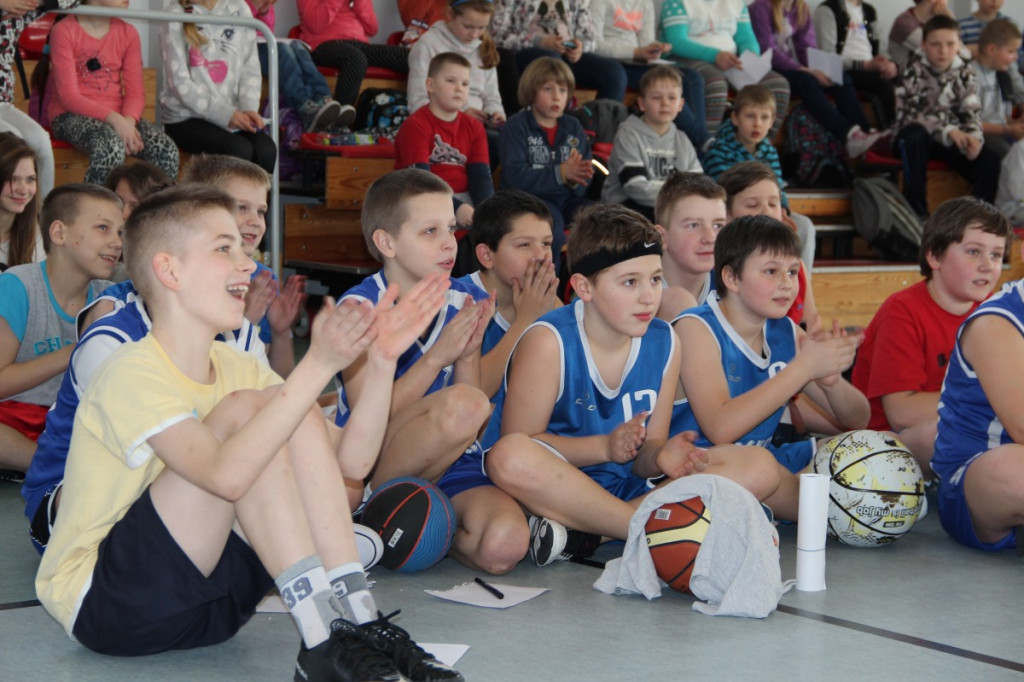 Zawodnicy AZS Koszalin spotkali się z młodymi koszykarzami ze Szczecinka