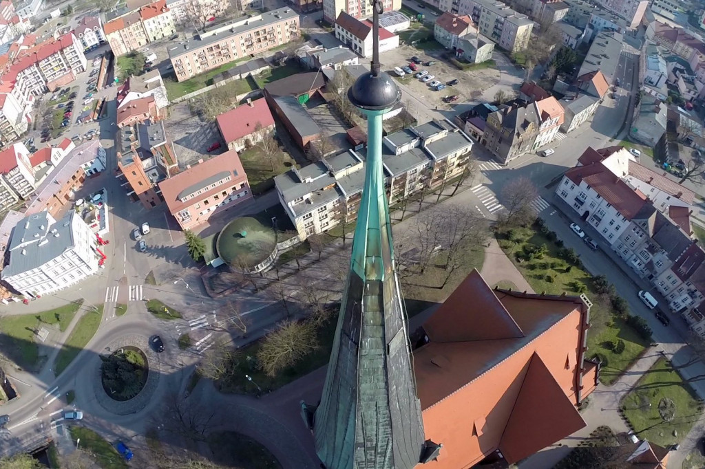 Wieża kościoła NNMP w Szczecinku z lotu ptaka