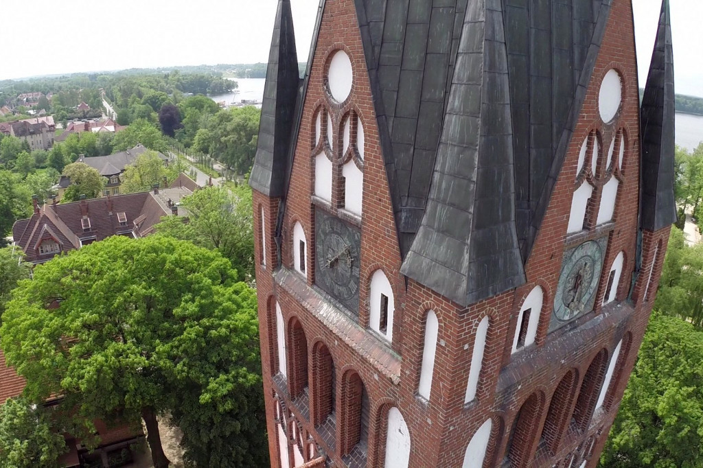 Wieża kościoła NNMP w Szczecinku z lotu ptaka