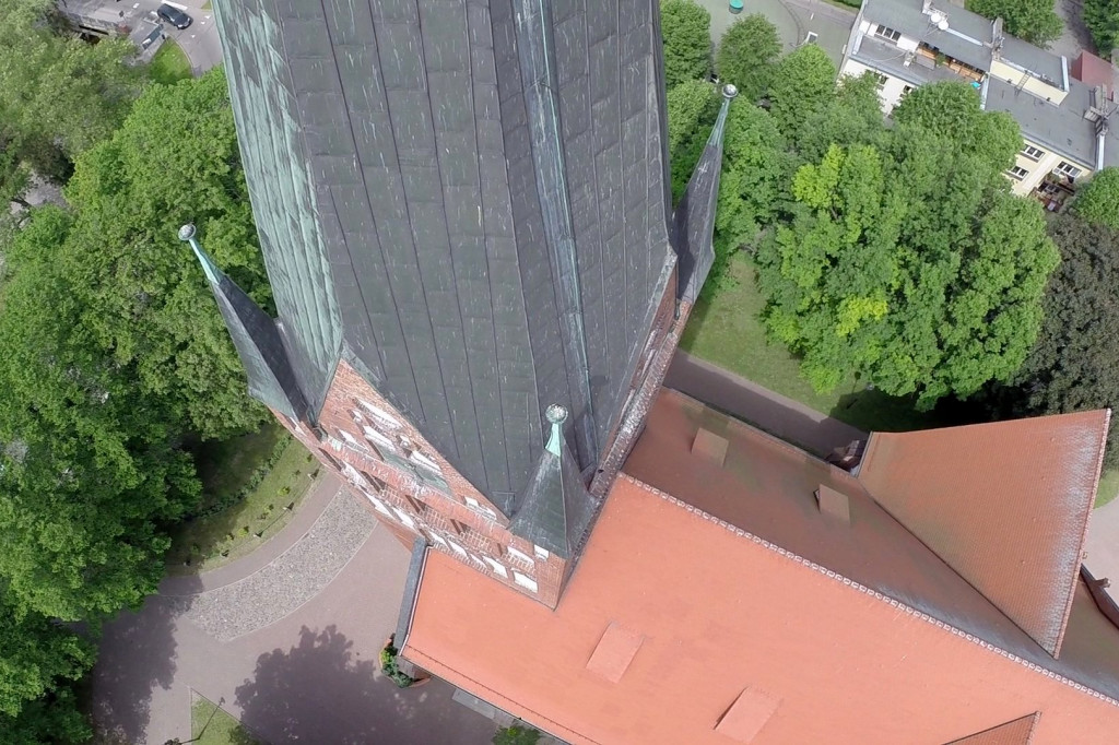 Wieża kościoła NNMP w Szczecinku z lotu ptaka