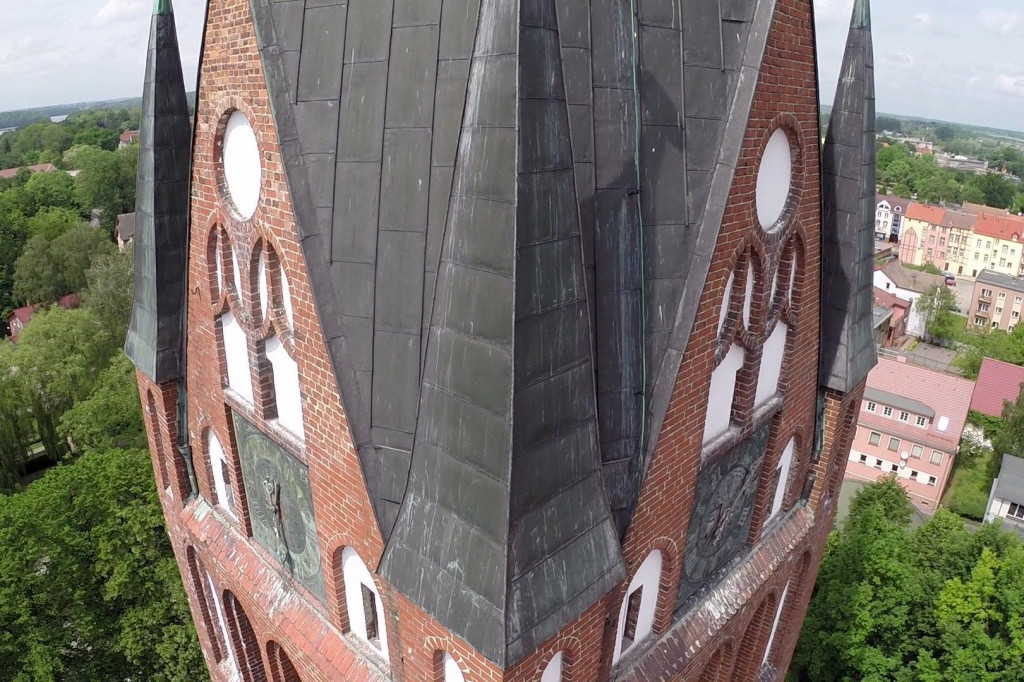 Wieża kościoła NNMP w Szczecinku z lotu ptaka