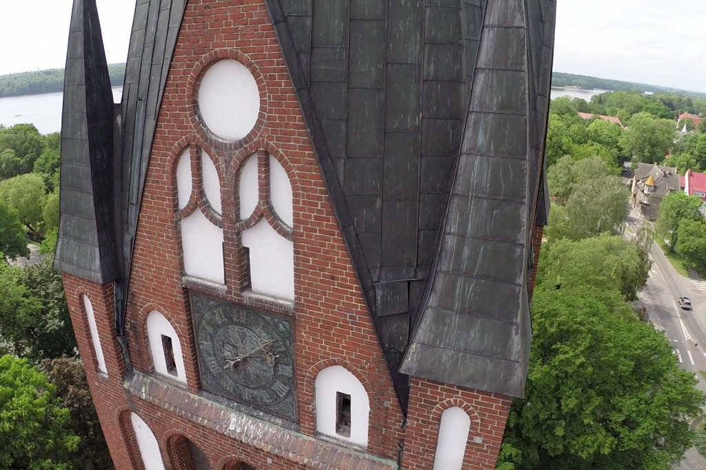 Wieża kościoła NNMP w Szczecinku z lotu ptaka