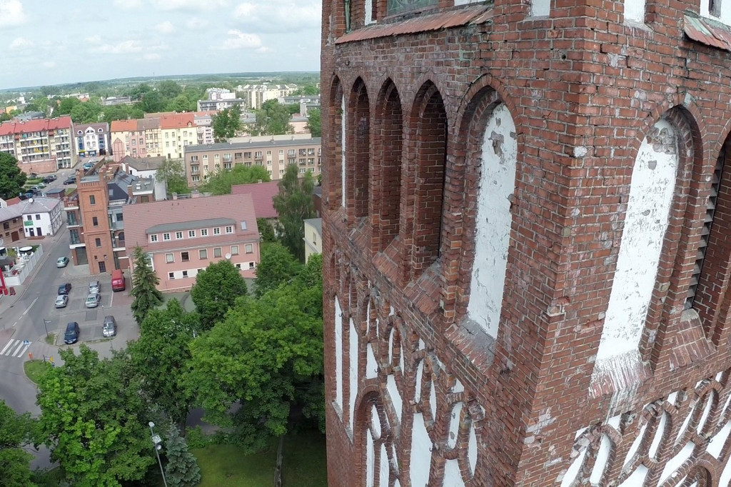 Wieża kościoła NNMP w Szczecinku z lotu ptaka