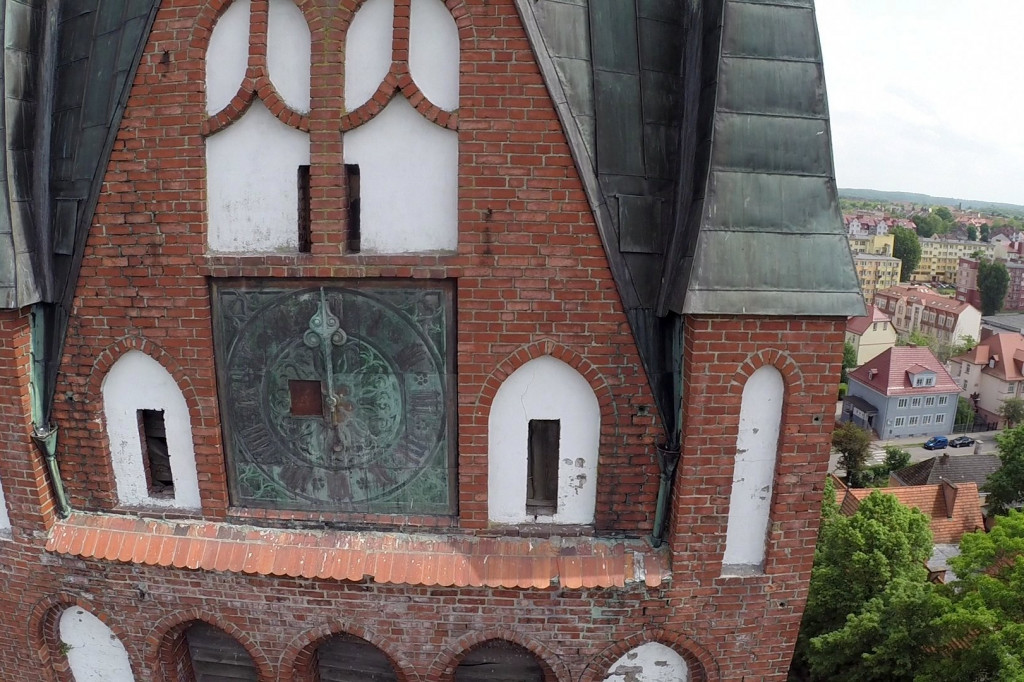 Wieża kościoła NNMP w Szczecinku z lotu ptaka