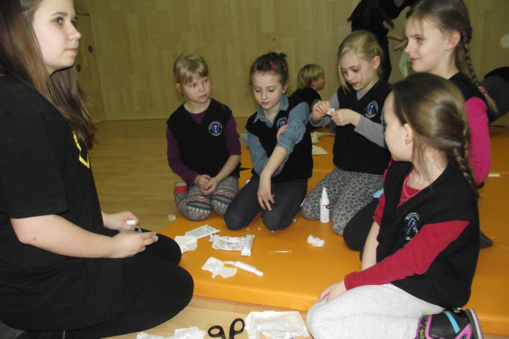 Pierwszoklasiści SP7 na warsztatach pierwszej pomocy