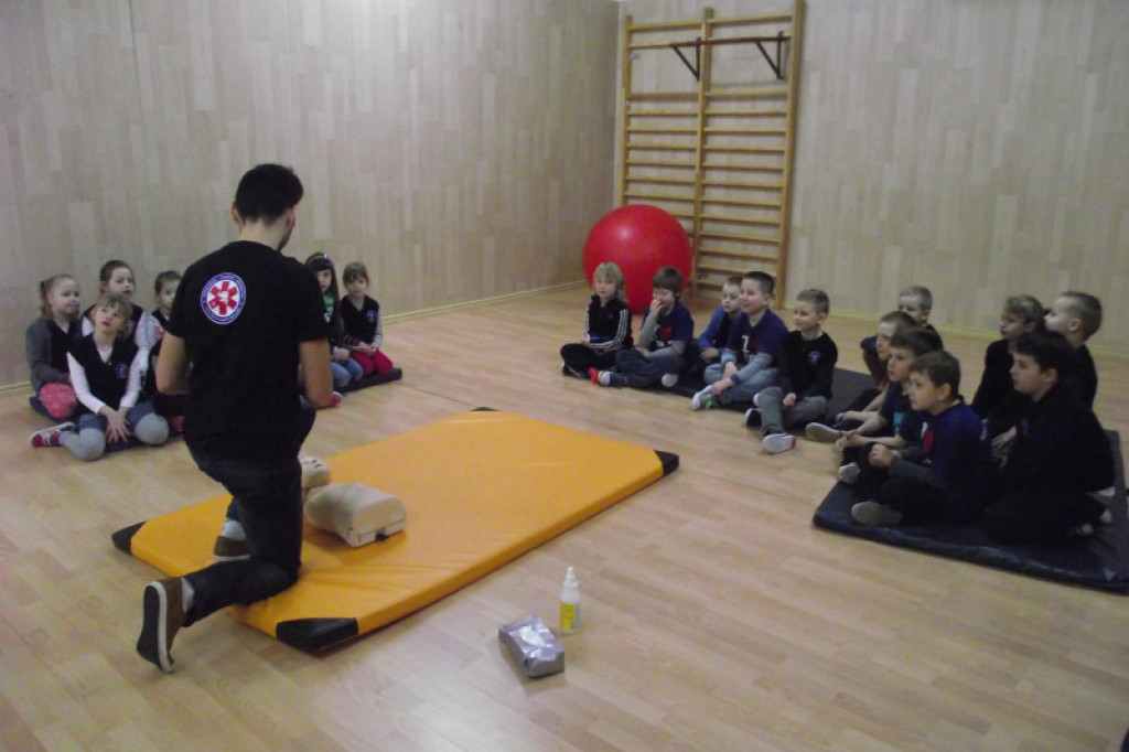 Pierwszoklasiści SP7 na warsztatach pierwszej pomocy