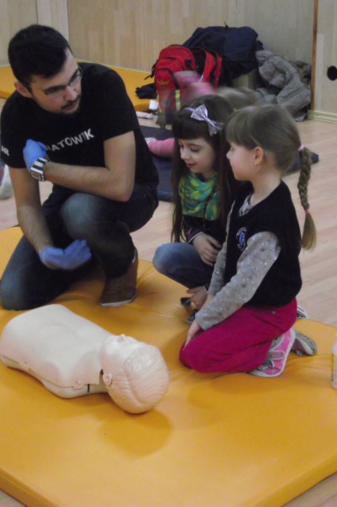 Pierwszoklasiści SP7 na warsztatach pierwszej pomocy