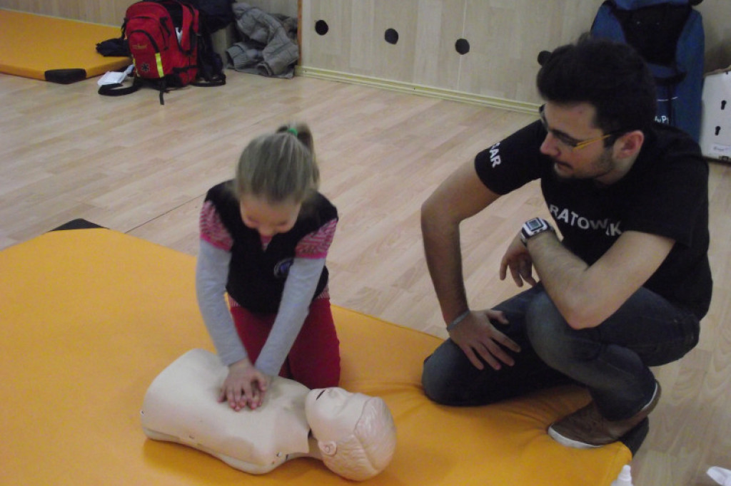 Pierwszoklasiści SP7 na warsztatach pierwszej pomocy